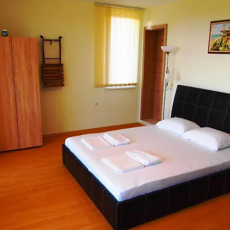 Visit Holiday Apartman *