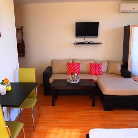 Visit Holiday Apartman