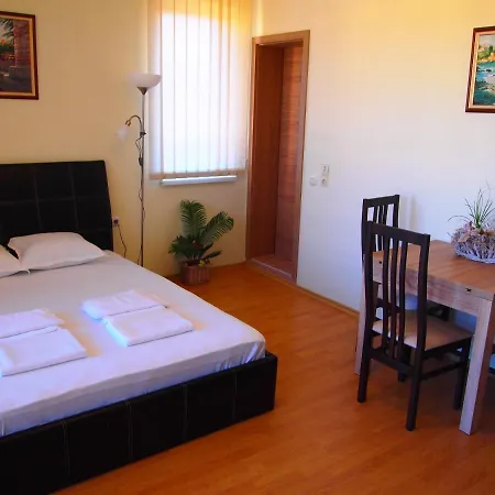 Visit Holiday Apartman *