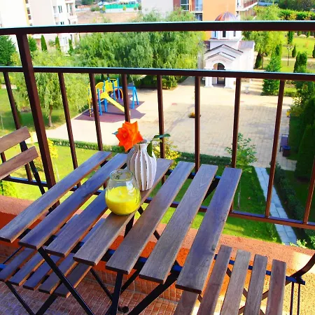 Visit Holiday Apartman *